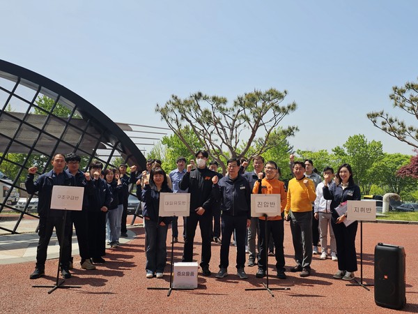 ▲ 안성시시설관리공단, 안성소방서와 합동소방훈련 시행 단체 사진.