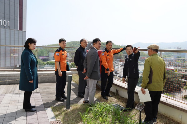 ▲ 이천소방서 안전의식 개선 위한 복합건축물 화재예방 안전컨설팅 실시 모습.