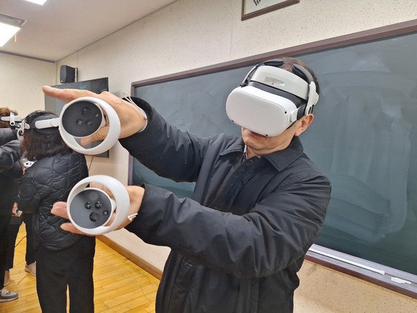 ▲ 용인특례시가 어르신 안전을 위해 VR을 활용한 가상 체험교육을 하고 있다.