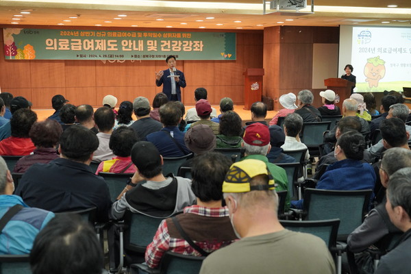 ▲ 성북구가 ‘의료급여제도 안내 및 건강강좌’ 를 실시했다. 이승로 성북구청장이 강좌 참석자에게 인사를 건네고 있다.