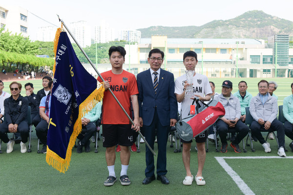 ▲ 제1회 동대문구의회 의장기 축구대회 기념촬영 모습.