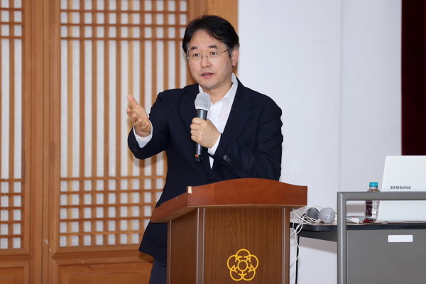 ▲ 고양문화원 제2기 문화아카데미 최고위과정에서 특강 중인 이동환 고양특례시장.