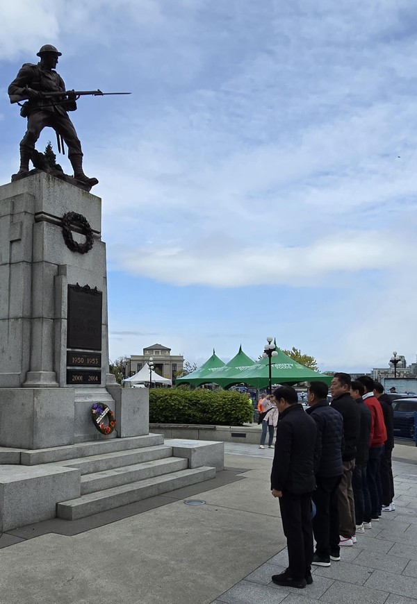 ▲ 캐나다 빅토리아 전몰장병 기념비 앞에서 한국 전쟁 참전 용사 묵념 진행하는 인천시의회 교육위원회 의원들.