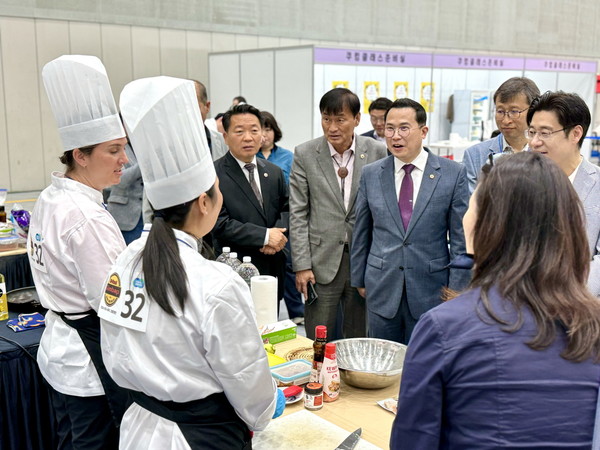 ▲ ‘김밥 페스타’ 현장 방문한 경기도의회 의원들.