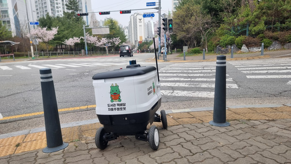 ▲ 용인특례시가 선보인 자율주행로봇을 활용한 책 배달 서비스.
