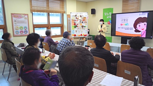 ▲ ‘성동구 고혈압·당뇨병 등록교육센터’에서 고혈압·당뇨병 환자를 대상으로 교육을 진행하고 있다.