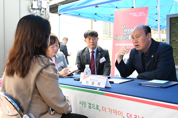 ▲ 박형덕 동두천시장이 생연2동 주민과 대화하고 있다.