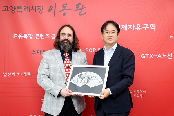 ▲ 이동환 고양특례시장(오른쪽)과 에이던 루시언 폭스 박사(왼쪽).