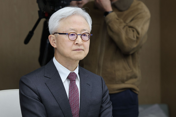 ▲ 경계현 삼성전자 대표이사가 26일 오전 서울 중구 대한상공회의소에서 열린 반도체 산업 초격차 확보를 위한 민-관 반도체 전략 간담회에서 안덕근 산업통상자원부 장관의 모두발언을 경청하고 있다. /뉴시스