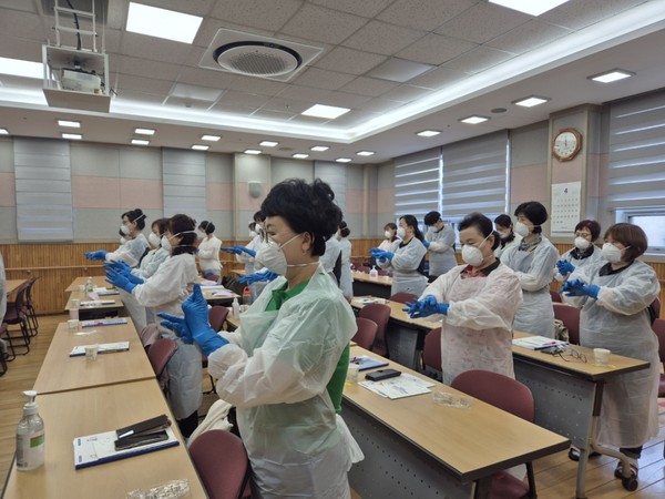 ▲ 경기도의료원 수원병원, 노인요양⋅사회복지 시설 감염관리 역량강화 교육 실시 모습.