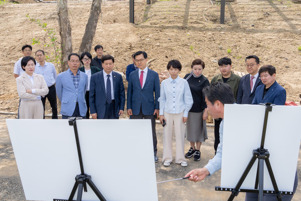 ▲ 1일 행정재경위원회 의원들이 탄천 파크골프장 조성 사업 현황을 청취하고 있다.