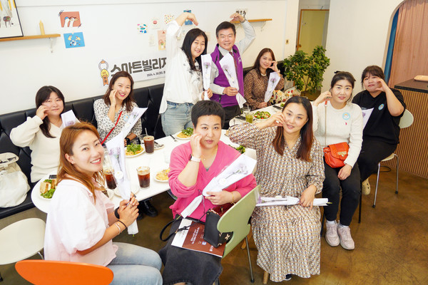 ▲ ‘걸으면서 행복한 도시, 스마트빌리지 리빙랩’ 브런치 토론 참여자 기념사진.