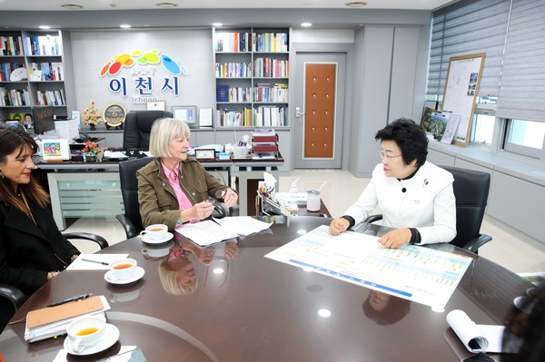 ▲ 프랑스 리모주시 대표단과 김경희 이천시장이 대화를 하고 있다.