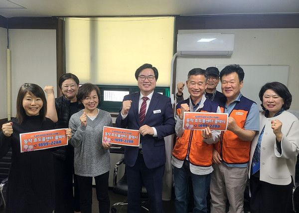 ▲ 박일하동작구청장이 지난 4월 24일 ‘동작 효도콜센터’ 1주년 기념으로 방문해 직원들을 격려하고 있다.