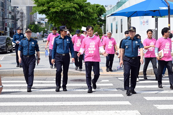 ▲ 이민근 안산시장이 안산국제거리극축제 개최 전 사전 현장점검을 실시하고 있다.