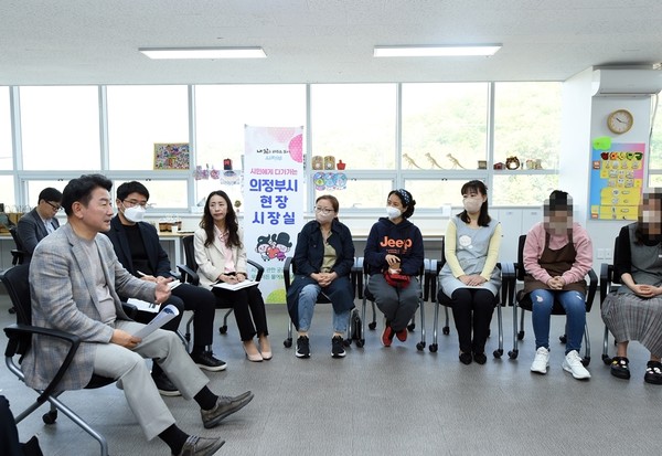 ▲ 김동근 의정부시장이 두리손잡고 사회적협동조합서 현장 시장실을 진행하고 있다.
