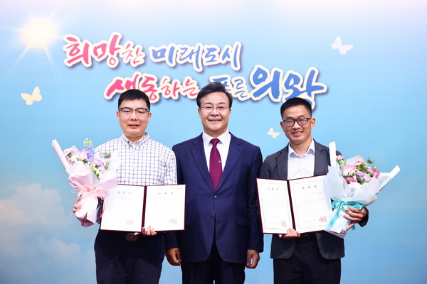 센닝시 공무원_(좌)칸시,(우)저우샤오산
