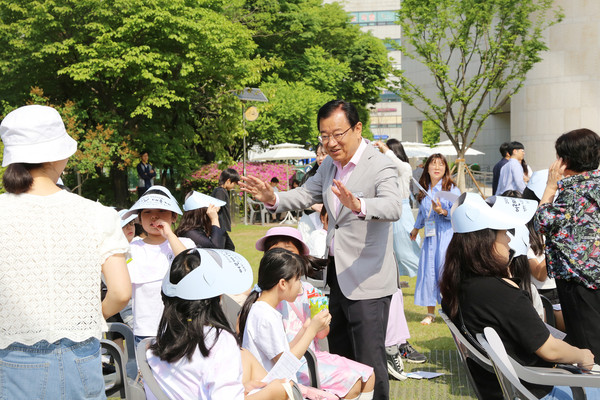 ▲ 이현재 하남시장이 어린이날 기념식에 참석한 어린이들과 반갑게 인사를 하고 있다.