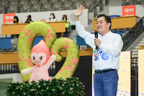 ▲ 이재준 수원특례시장이 어린이날 행사에서 인사말을 하고 있다.