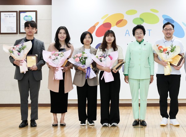 ▲ 스승의 날 맞이 우수교사 표창 수여 모습.