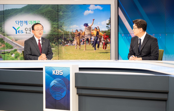 ▲ KBS수원센터에서 진행된 뉴스인 대담에 출연한 김덕현 연천군수.