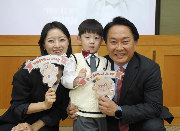 ▲ 탄생응원단 1호 어린이와 이성헌 서대문구청장.
