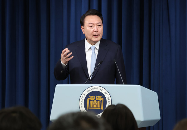 ▲ 기자들 질문에 답하는 윤석열 대통령. /뉴시스