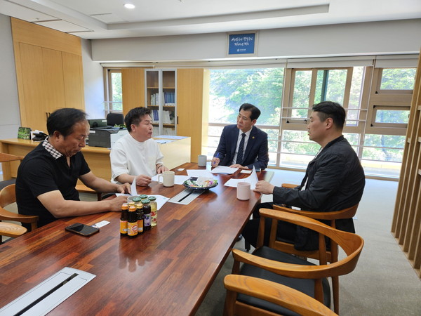 ▲ 경기도장애인테니스협회와 장애인 실무자에 대한 보조 인력 지원 방안 논의하는 이영봉 위원장.