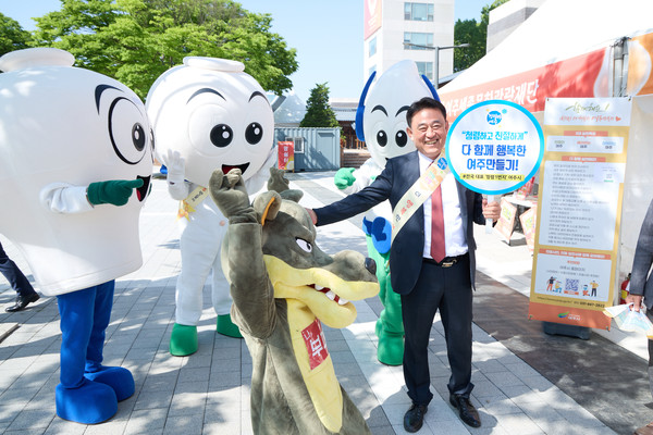 ▲ 이충우 여주시장이 청렴문화 확산 위한 홍보캠페인을 실시하고 있다.