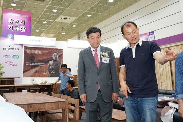 ▲ 방세환 광주시장이 소펀 앤 라이프쇼 부스를 둘러보고 있다.