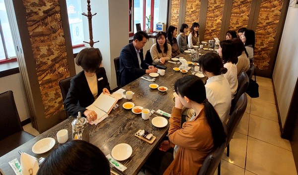 ▲ 하은호 군포시장과 12개 동 민원담당 공무원들 간담회 개최 모습.