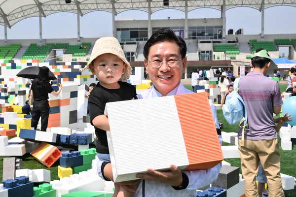 ▲ 양평군 어린이 대축제에 참석한 전진선 양평군수.