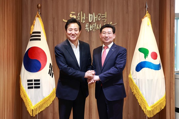▲ 지난해 5월 이상일 용인특례시장(오른쪽)이 오세훈 서울시장(왼쪽)과 간담회 후 기념촬영을 하고 있다.