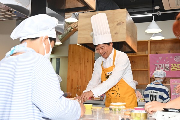 ▲ 조용익 부천시장이 꿈드림 쿠킹 클래스에 참여해 지역 아이들과 함께 케이크 만들기 체험을 하고 있다.