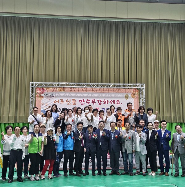 ▲ 양주시 옥정2동 孝 경로잔치 개최 모습.강수현 양주시장이 지난 7일 관내 옥정호수스포츠센터에서 열린 ‘2024년 옥정2동 孝 경로잔치’에 참석하고 어르신들의 건강을 기원했다.이번 행사는 5월 가정의 달을 맞이해 옥정2동 체육회가 주관하고 통별 통장과 7개 사회단체에서 준비한 것으로 강수현 시장을 비롯해 윤창철 시의회 의장, 정성호 국회의원, 시·도 의원, 옥정2동장, 노인회 회원 등 400여 명이 함께했다.이날 행사는 옥정2동 지역사회보장협의체의 카네이션 달아드리기로 시작해 신대감과 친구들, 트로트 가수 나예준, 양주 청소년 댄스팀 Y-Teen, 율정초 댄스팀 드림걸스, 기진서 옥정7 통장의 축하 공연 등 어르신께 감사의 마음을 표현하고 함께 어우러져 즐길 수 있는 자리가 이어졌다.또한, 어르신들에게 힐링의 시간뿐 아니라 지역사회와의 유대감을 높이는 장을 마련했다는 후문이다.최철민 옥정2동 체육회장은 “어르신들을 공경하는 분위기가 조성되었으면 하는 바람으로 행사를 준비한 만큼 즐겁고 행복한 시간이 되셨길 바란다”며 “앞으로도 동민이 화합할 기회를 마련할 수 있도록 노력하겠다”고 말했다.강수현 양주시장은 “지역 어르신들을 위해 좋은 자리를 마련해 준 옥정2동 체육회와 통장 및 사회단체장님에 감사드리며 어르신이 행복한 양주시를 만들기 위해 노력하겠다”고 말했다.Tag저작권자 © 산경일보 무단전재 및 재배포 금지신성혁 기자신성혁 기자다른기사 보기 관련기사댓글 0로그인産經日報내용권리침해, 욕설 및 특정 대상을 비하하는 내용을 게시할 경우 이용약관 및 관련법률에 의해 제해될 수 있습니다. 공공기기에서는 사용 후 로그아웃 해주세요.0 / 400 등록