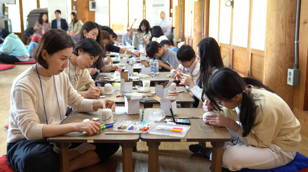 ▲ 마더스쿨 더불어숲학교 풍경 만들기 활동.