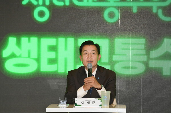 ▲ 지난해 생태교통수원 포럼에서 다회용컵을 사용하고 있는 이재준 수원특례시장.