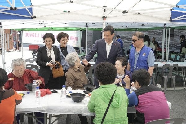 ▲ 월곡2동 어르신 추억의 점심 나들이 행사장 방문한 이승로 성북구청장.