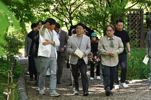 ▲ 김동근 의정부시장이 제이드가든을 견학하고 있다.