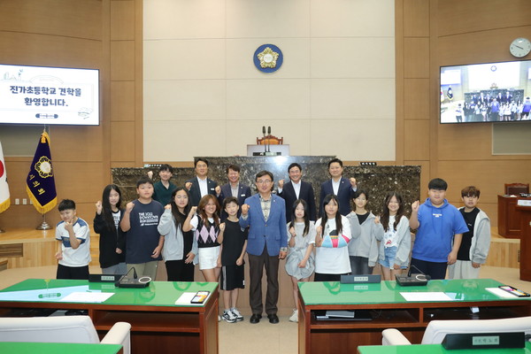 ▲ 진가초등학교 의회 견학 기념촬영.