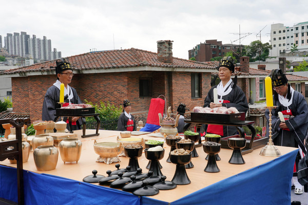 ▲ 서울 성북구에서 ‘제28회 선잠제’가 열렸다. 한성대입구역 분수마루에서 선잠단지(약 900m)까지 취타대를 선두로 하는 제관 행렬이 이어지고, 이승로 성북구청장이 초헌관으로 직접 나서 제례를 봉행하는 등 풍부한 볼거리가 펼쳐졌다.