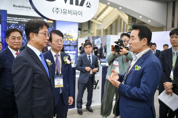 ▲ 드론박람회에 참석한 백영현 포천시장(오른쪽) 모습.