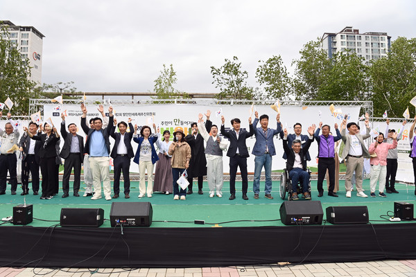 ▲ 발안만세 축제에서 만세삼창하는 단체.