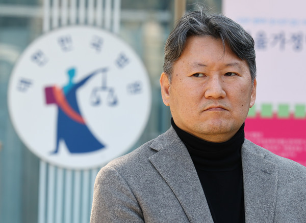 ▲ 김창수 전국의과대학교수협의회 회장이 지난 3월 14일 서울 서초구 서울행정법원에서 열린 의과대학 증원 취소 행정소송 집행정지 심문 출석에 앞서 열린 기자회견에서 법률대리인의 발언을 듣고 있다.