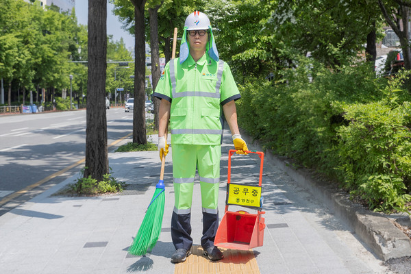 ▲ 기능성 원단으로 개선된 근무복을 착용한 양천구 환경공무관 모습.