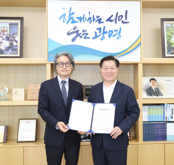 ▲박승원 광명시장(오른쪽)과 탄소중립스마트건축센터장 태성호 한양대학교 건축학부 교수(왼쪽).