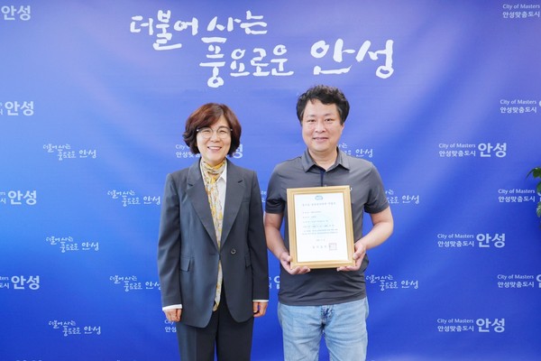 ▲ 안성시 공공심야약국 지정서 전달 모습.