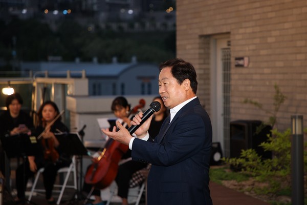 ▲ 주광덕 남양주시장이 청년꽃간 개장식에서 인사말을 하고 있다.