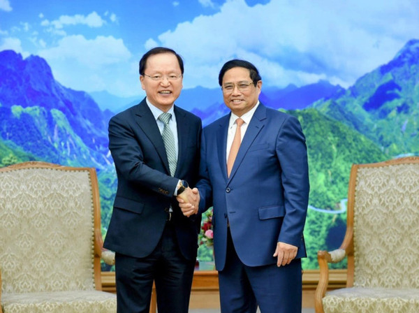 ▲ 박학규 삼성전자 경영지원실장 사장(CFO)이 팜 민 찐 베트남 총리와 만나 면담했다. (사진=베트남 뚜오이째 홈페이지 캡처) /뉴시스