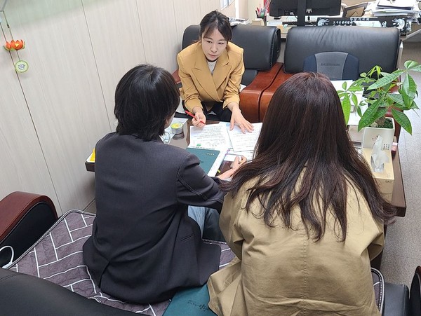 ▲ 노후계획도시 정비 및 신축 아파트 입주 관련 주민 불편사항 개선 요청하는 조지영 의원.